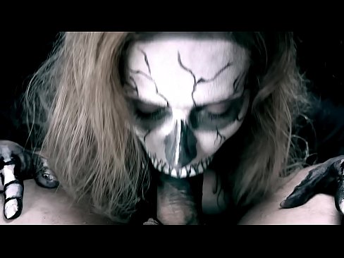 ❤️ Dämonenmädchen lutscht Schwanz mit ihrem schwarzen Mund und schluckt Sperma. ❤️ Anal video bei uns ﹏