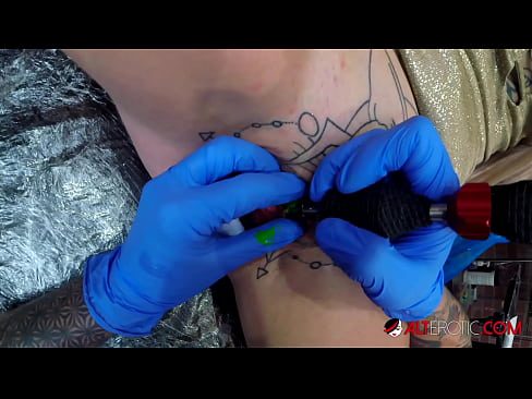 ❤️ Extrem tätowierte Hottie Sully Savage hat ein Tattoo auf ihrer Klitoris ❤️ Anal video bei uns ﹏