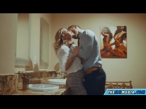 ❤️ Wenn eine vollbusige Blondine dich in einer öffentlichen Toilette verführt ❤️ Anal video bei uns ﹏